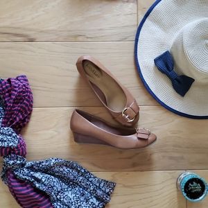 👠 Kelly & Katie Size 7 Wedges